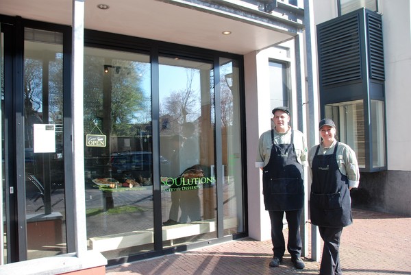 Marco en Esther voor het winkelpand